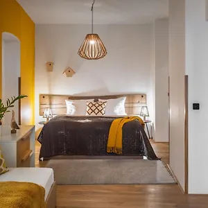 https://four-trees.praguehotelsweb.com